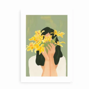 Plakat med en kvinde, der holder en buket gule blomster foran ansigtet, på en grøn baggrund.