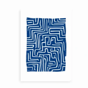 Abstrakt plakat med blå og hvide labyrintmønstre på hvid baggrund.