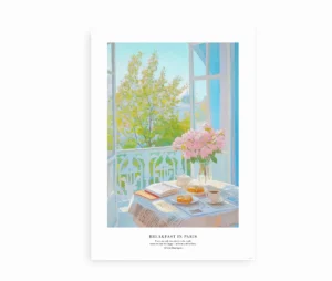 Plakat med et maleri af en parisiansk morgenstund, med croissanter, kaffe og lyserøde blomster.