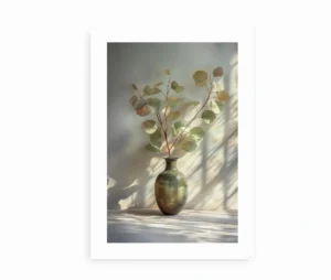 Eucalyptus Populus kunstplakat med eukalyptusgrene i en vase, oplyst af naturligt lys.