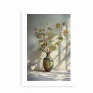 Eucalyptus Populus kunstplakat med eukalyptusgrene i en vase, oplyst af naturligt lys.