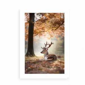"Autumn Majesty"-plakaten som enkeltstående motiv med en hvilende hjort blandt efterårsblade.