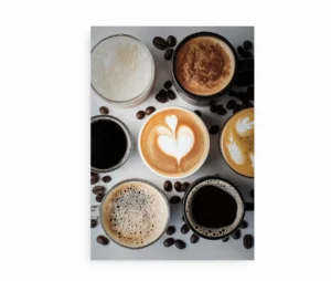 Plakat med forskellige kaffetyper og latteart på en lys baggrund omgivet af kaffebønner.