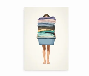Minimalistisk plakat med person, der balancerer en stak farverigt vasketøj i en blå kurv.