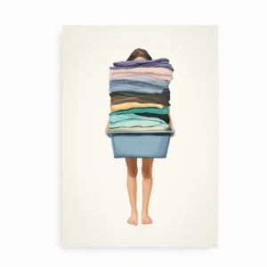 Minimalistisk plakat med person, der balancerer en stak farverigt vasketøj i en blå kurv.