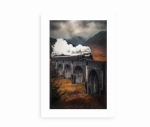 Plakat af Glenfinnan Viadukt med dampende tog, set i detaljerede omgivelser.