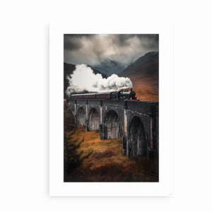 Plakat af Glenfinnan Viadukt med dampende tog, set i detaljerede omgivelser.