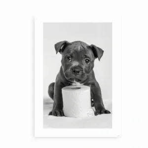 Sort-hvid plakat af en nuttet hvalp med toiletpapir, perfekt til badeværelset.