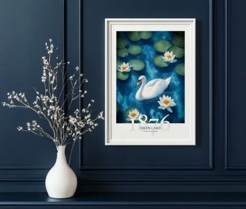 "Swan Lake"-plakat i hvid ramme hængende på en mørkeblå væg med en hvid vase i forgrunden.
