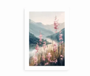 Landskabsplakat med lyserøde blomster, bjerge og en fredfyldt sø i baggrunden.