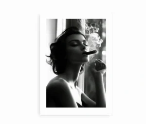 Sort-hvid plakat af en kvinde, der ryger en cigar, minimalistisk design.