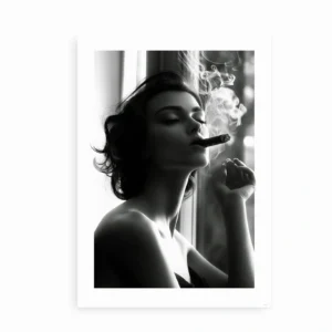Sort-hvid plakat af en kvinde, der ryger en cigar, minimalistisk design.