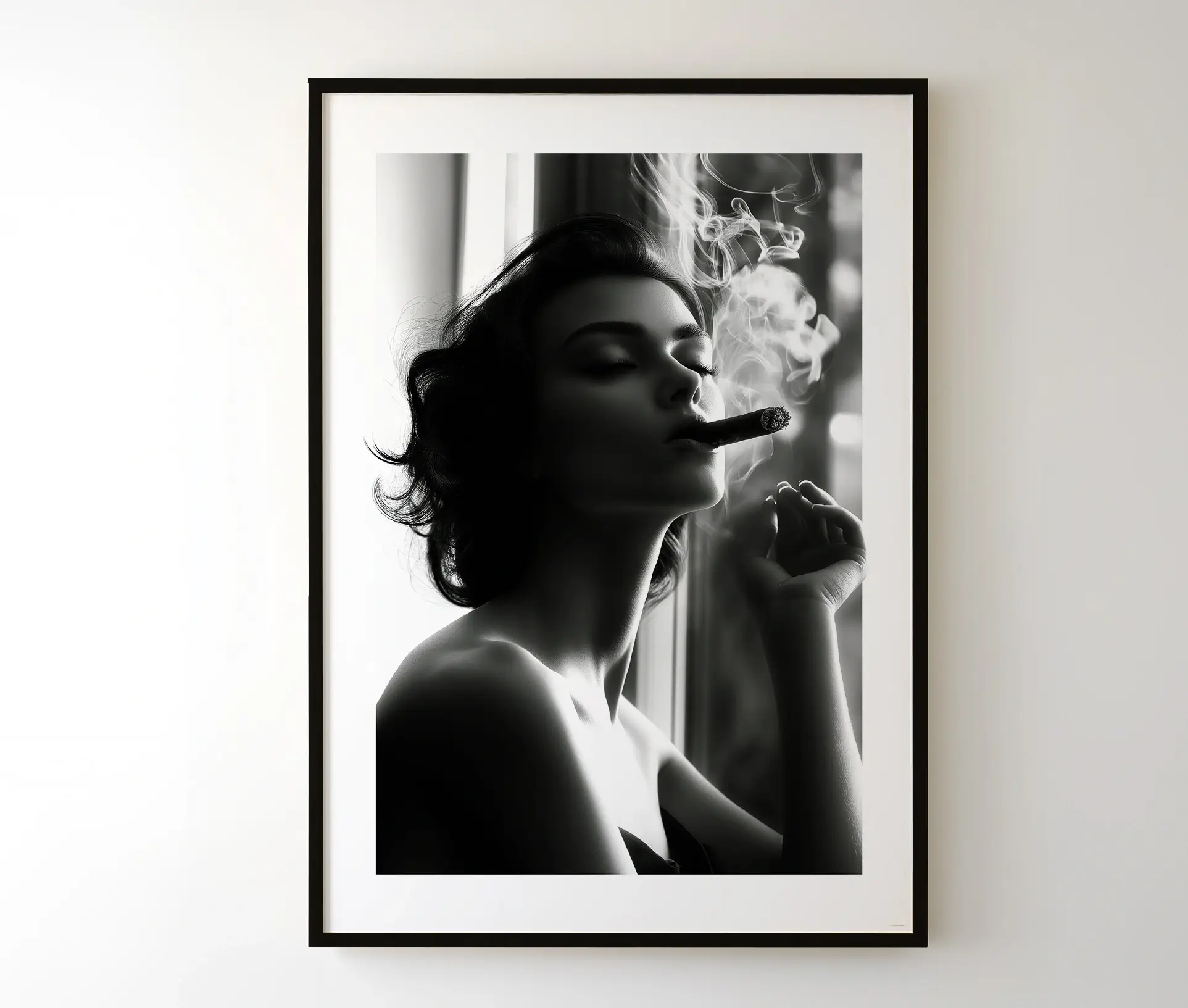 Indrammet sort-hvid plakat af en kvinde, der ryger en cigar, med røgslør.