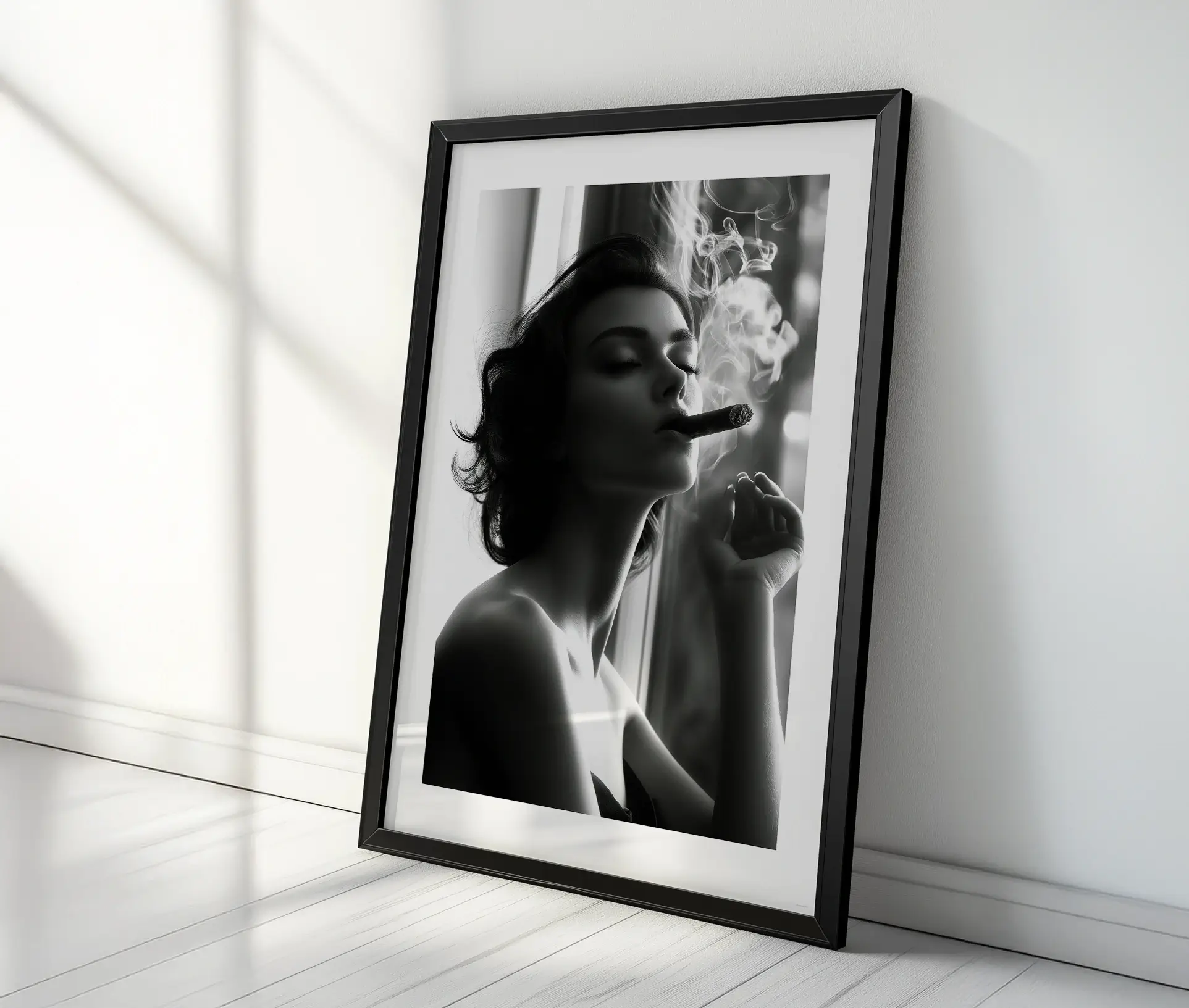 Indrammet plakat af en kvinde med en cigar, lænet op ad en væg.