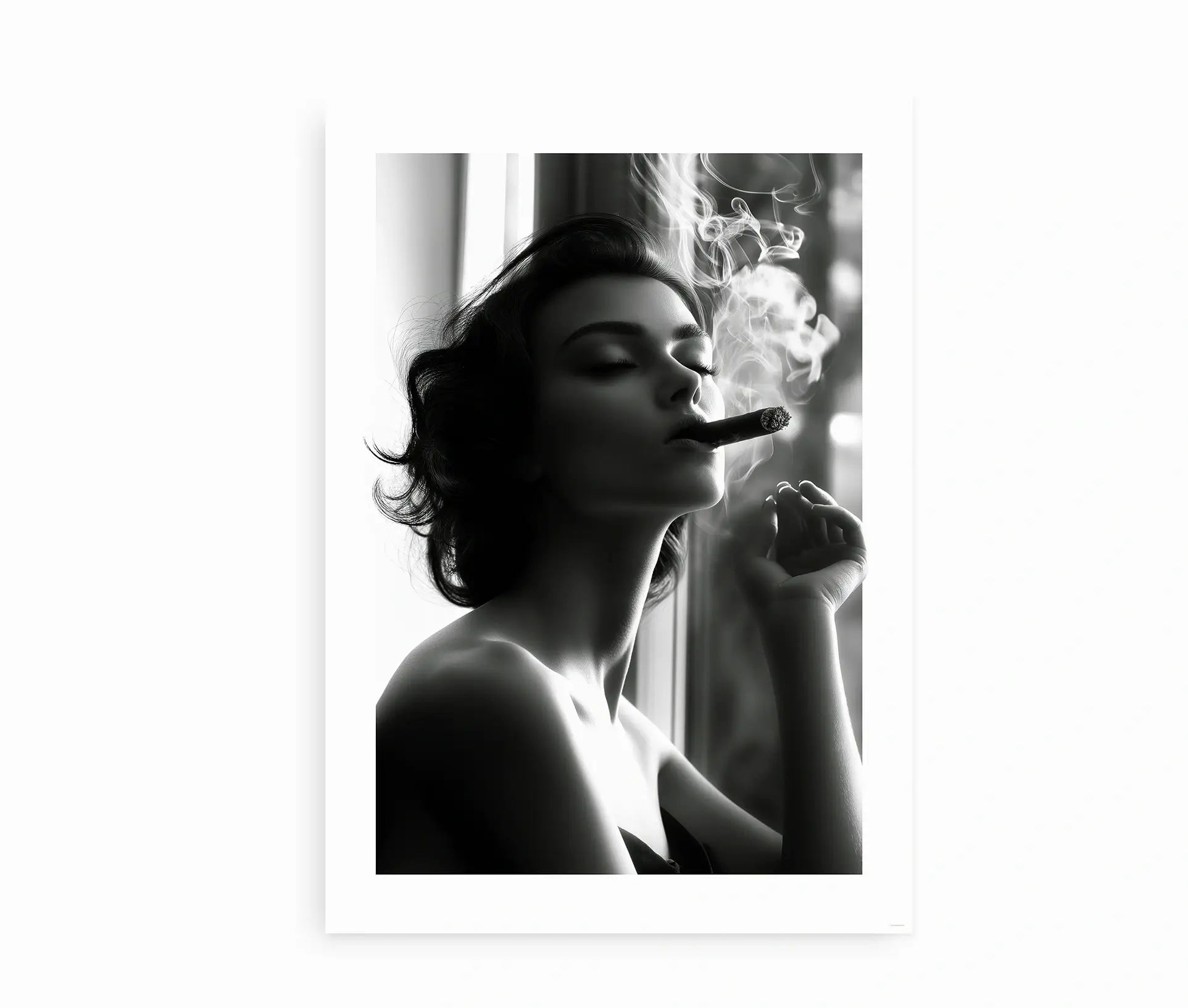 Sort-hvid plakat af en kvinde, der ryger en cigar, minimalistisk design.