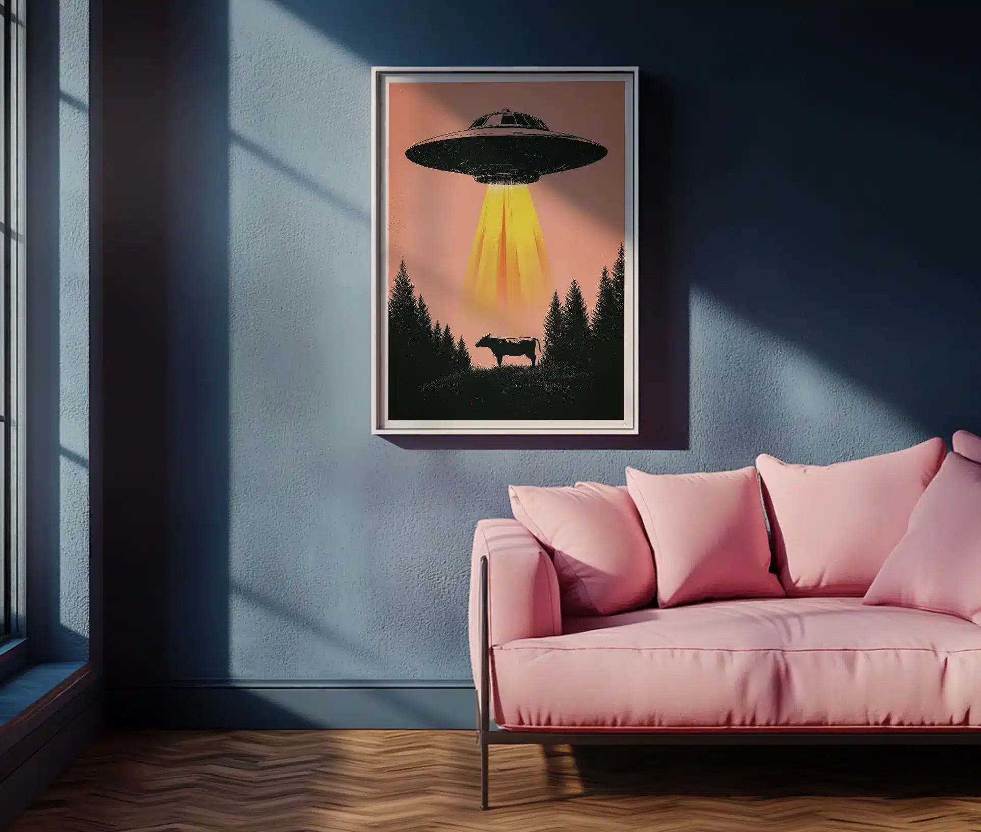 UFO plakat hængende i et moderne interiør med mørkeblå vægge og en rosa sofa.