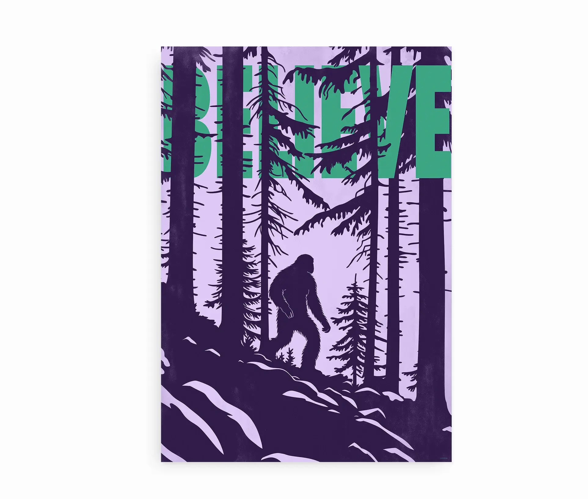 Plakat med Bigfoot-silhuet i en mørk skov og teksten "Believe" i grønne bogstaver.