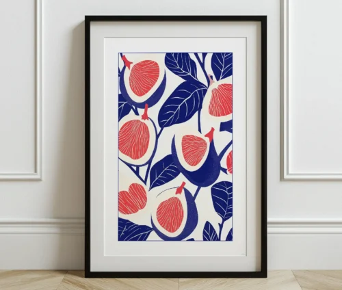 Indrammet plakat med figenfrugter og blade lænet op ad en væg.