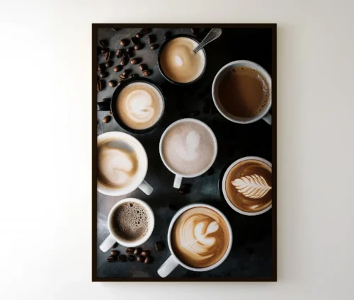 Indrammet kaffeplakat med forskellige kaffekopper og latte art, ophængt på en hvid væg.