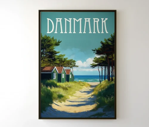 Indrammet plakat af danske sommerhuse ved stranden, hængende på en væg.