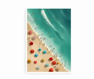 Plakat med en strandscene set fra oven, farverige parasoller og turkisblåt hav.