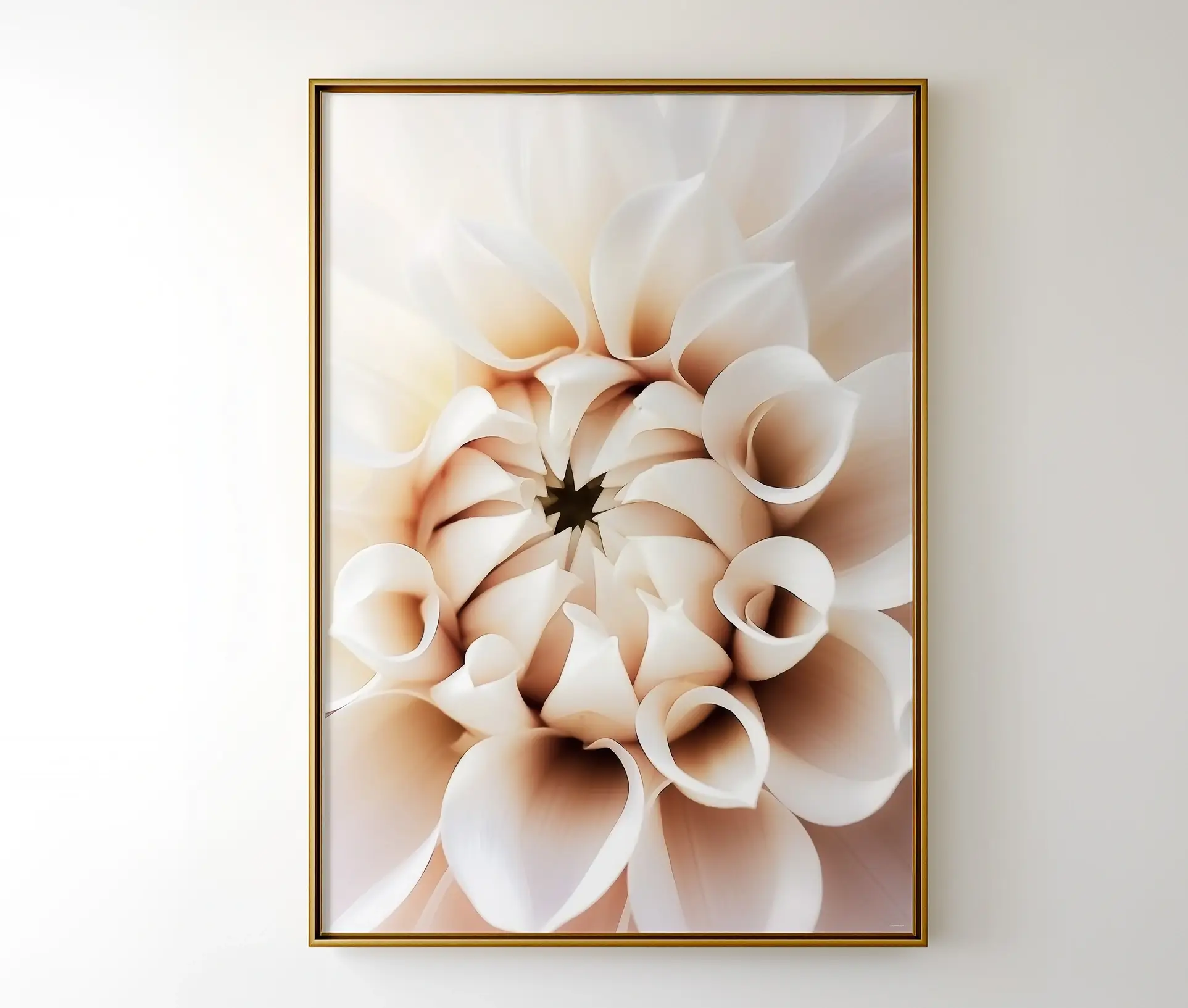 Plakat med en lys beige dahlia i en gylden ramme, hængt op på en hvid væg.