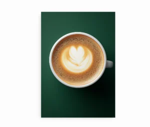 Plakat med en kop kaffe og latte art på mørkegrøn baggrund