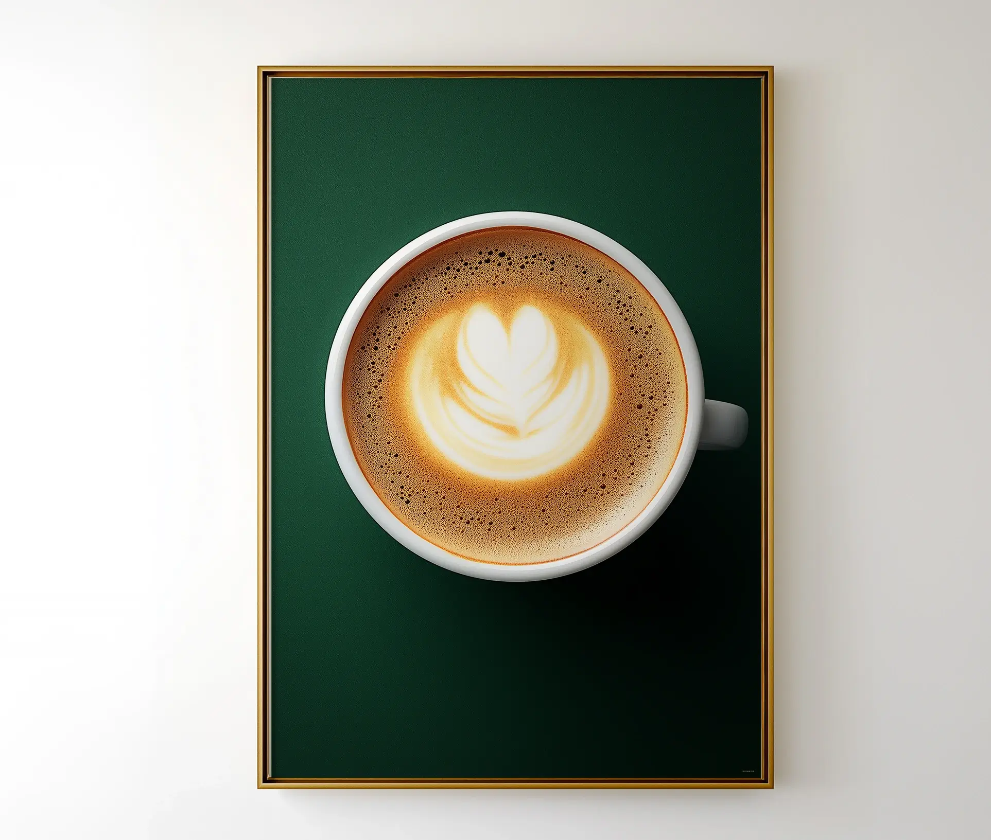 Plakat med kaffekop og latte art i gylden ramme