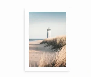 Plakat med fyrtårn ved en sandstrand, minimalistisk design.