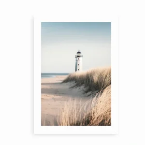 Plakat med fyrtårn ved en sandstrand, minimalistisk design.