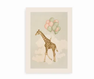 Plakat med en giraf, der svæver med balloner blandt skyerne i bløde pastelfarver.