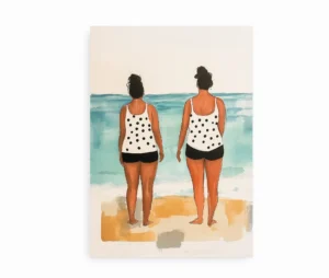 Plakat med to kvinder på stranden iført matchende badetøj med prikker