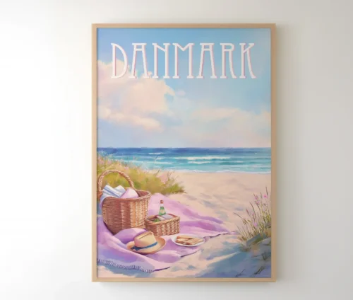 Plakat med dansk strandmotiv indrammet i lys træramme, hængende på en væg.