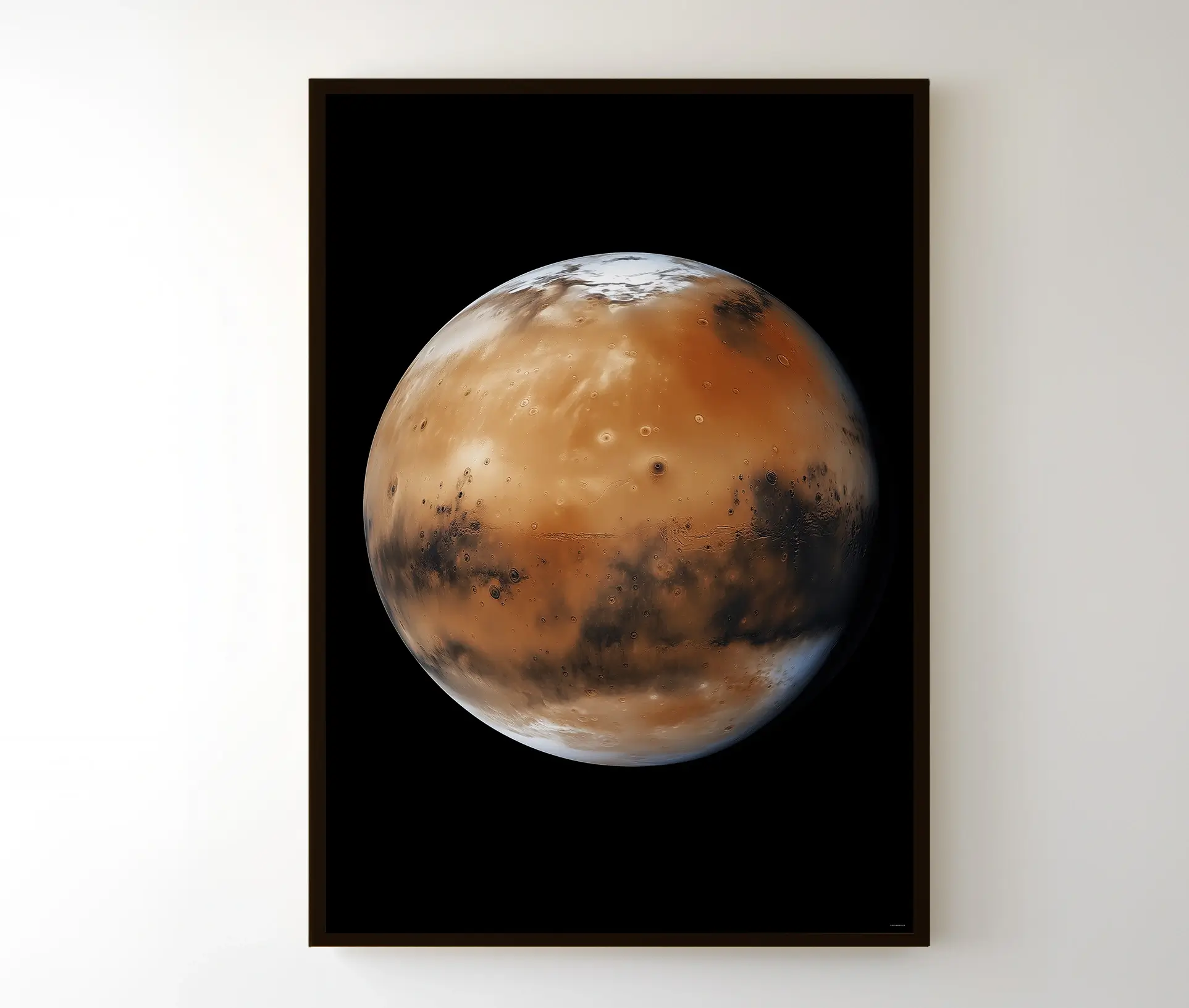 Plakat af Mars set fra rummet i mørk ramme, hængende på en hvid væg.