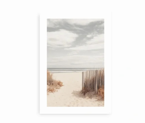 Minimalistisk strandplakat med dæmpede farver, der viser en sandsti mod havet.