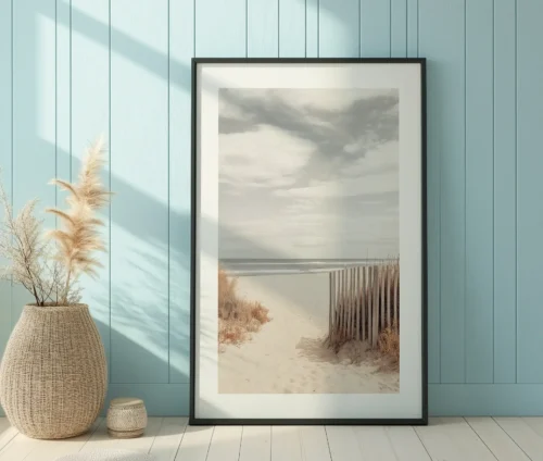 Strandplakat lænet mod en væg i et lyst, skandinavisk indrettet rum.