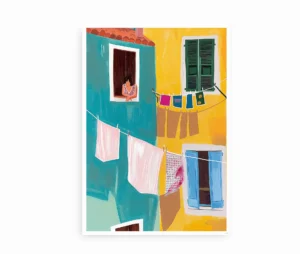 Plakat med illustration af solrige husfacader, vasketøj og en kvinde i vinduet.