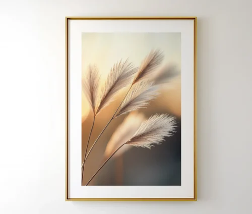 Indrammet plakat med gyldne strå i aftenlys, hængende på en væg med en elegant guldramme.
