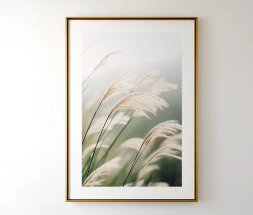 Indrammet plakat med naturmotiv af strå i vinden, hængende i en elegant guldramme.