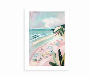 Plakat med kunstnerisk illustration af en tropisk strand med parasoller og havudsigt.