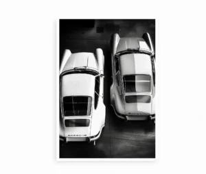 Sort-hvid plakat med top-down motiv af to klassiske Porsche sportsvogne.