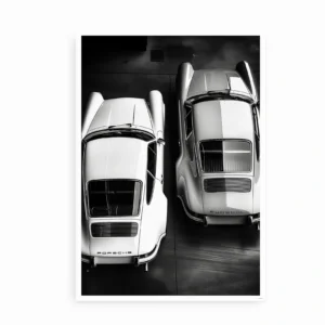 Sort-hvid plakat med top-down motiv af to klassiske Porsche sportsvogne.