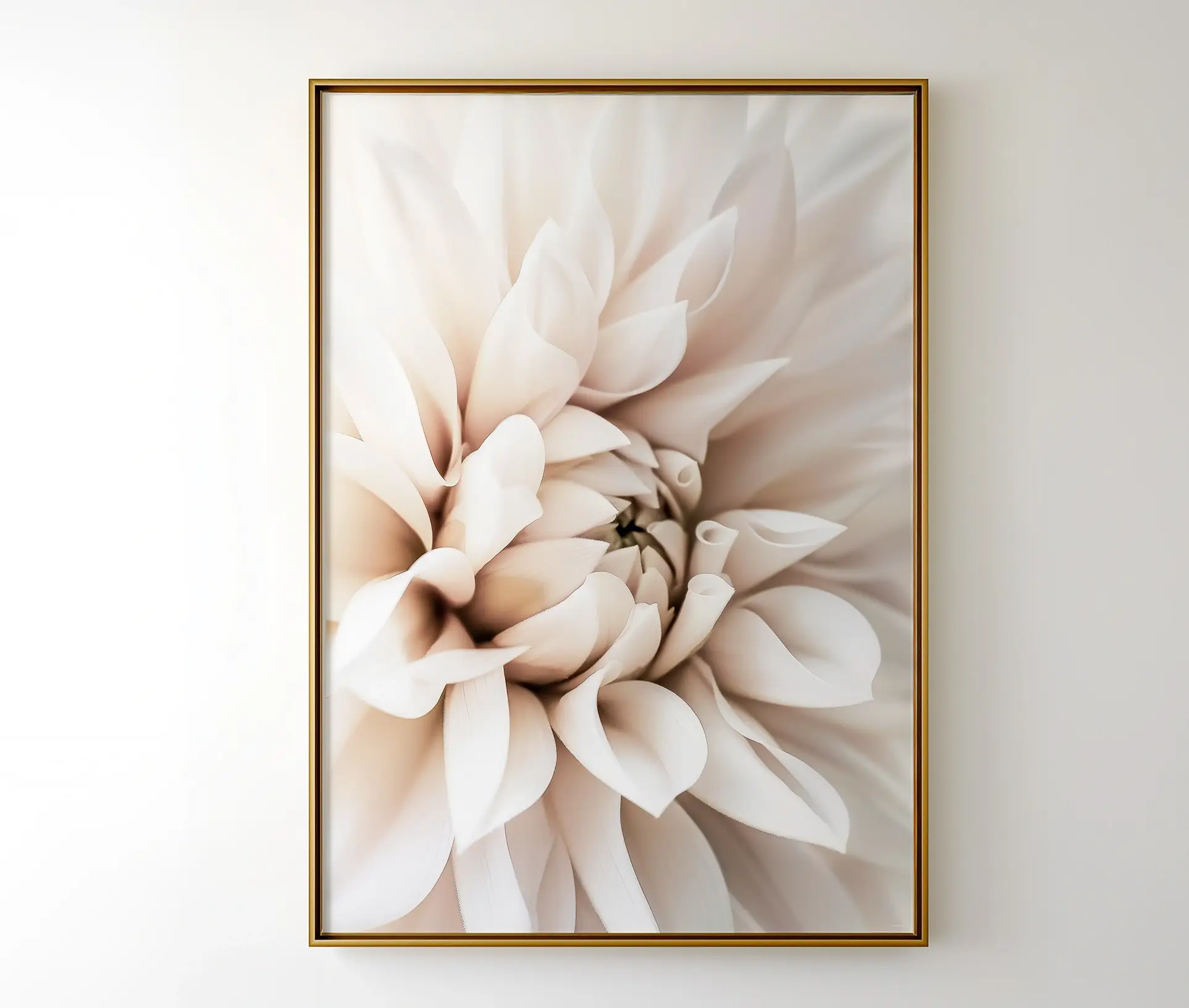 Stor blomstermotiv-plakat med en lys dahlia, indrammet i en gylden ramme og hængt på en hvid væg.