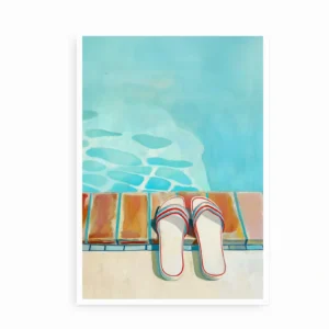 Plakat med flip-flops på en poolkant og blåt vand i baggrunden.