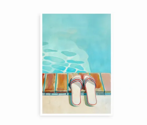 Plakat med flip-flops på en poolkant og blåt vand i baggrunden.