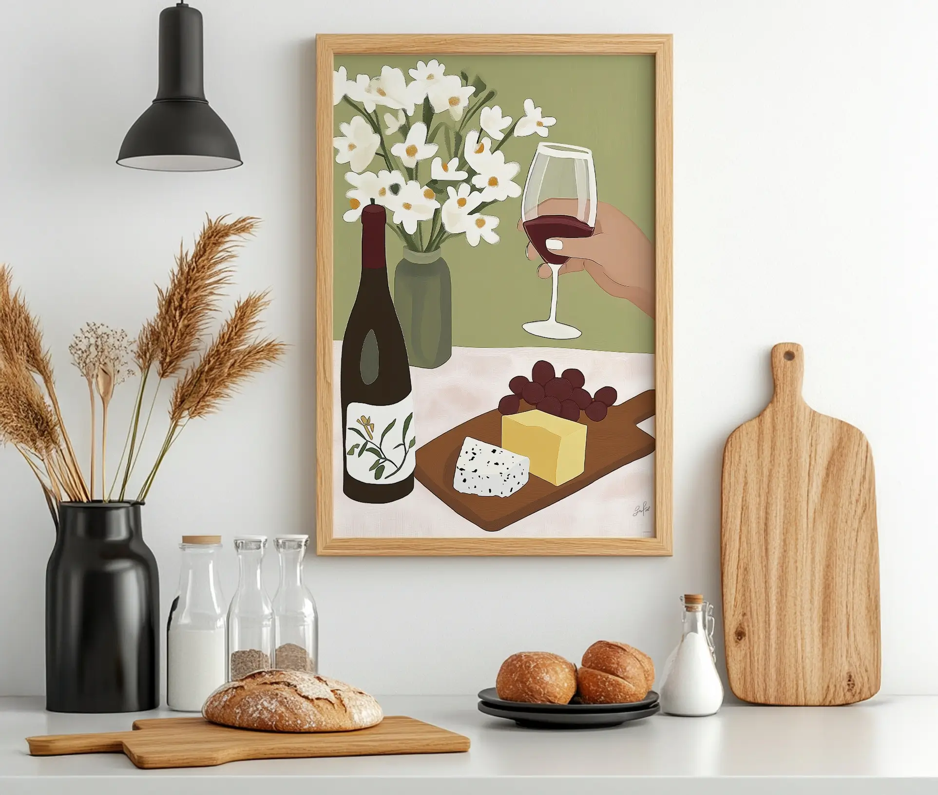 Plakat med vin og ost i ramme, ophængt i køkken