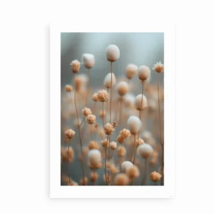 Plakat med fotografi af vildblomster i beige og blå nuancer.