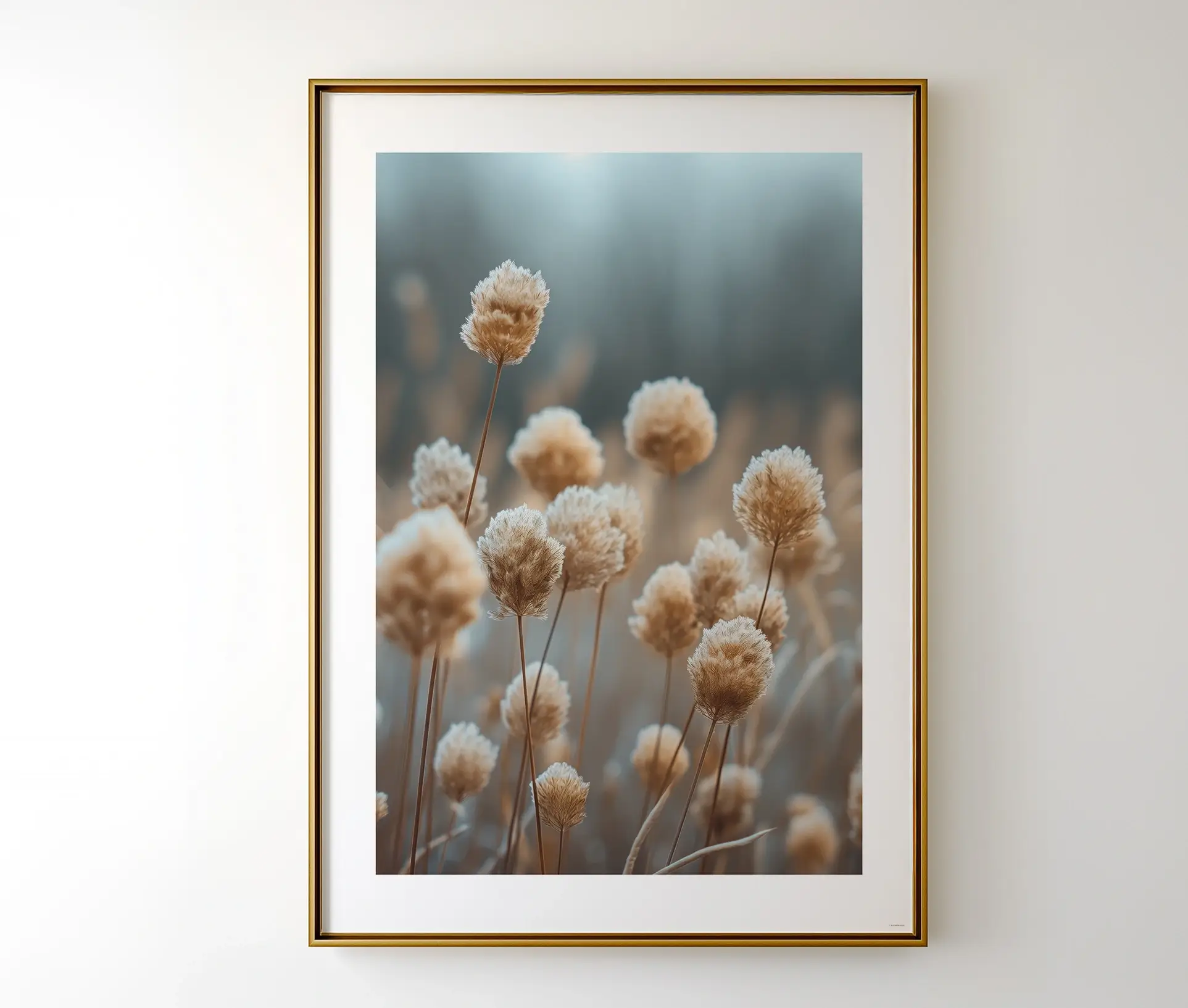 Indrammet plakat med botanisk motiv af vildblomster i varme toner.