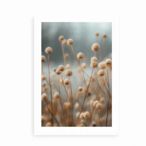 Plakat med vilde græsblomster i varme beige og blålige nuancer.