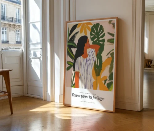 Kunstplakat Femme parmi les feuillages stillet op ad en væg i naturligt lys.